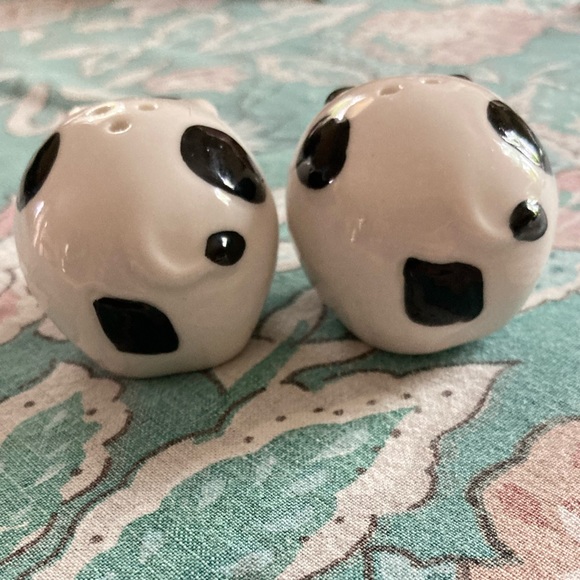 Cow Salt and Pepper Shakers 🐄 - Picture 4 of 6